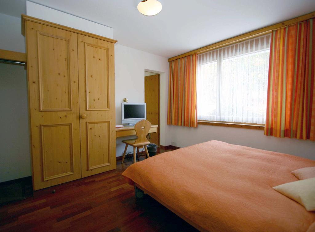 Hotel Poestli Maloja Rum bild